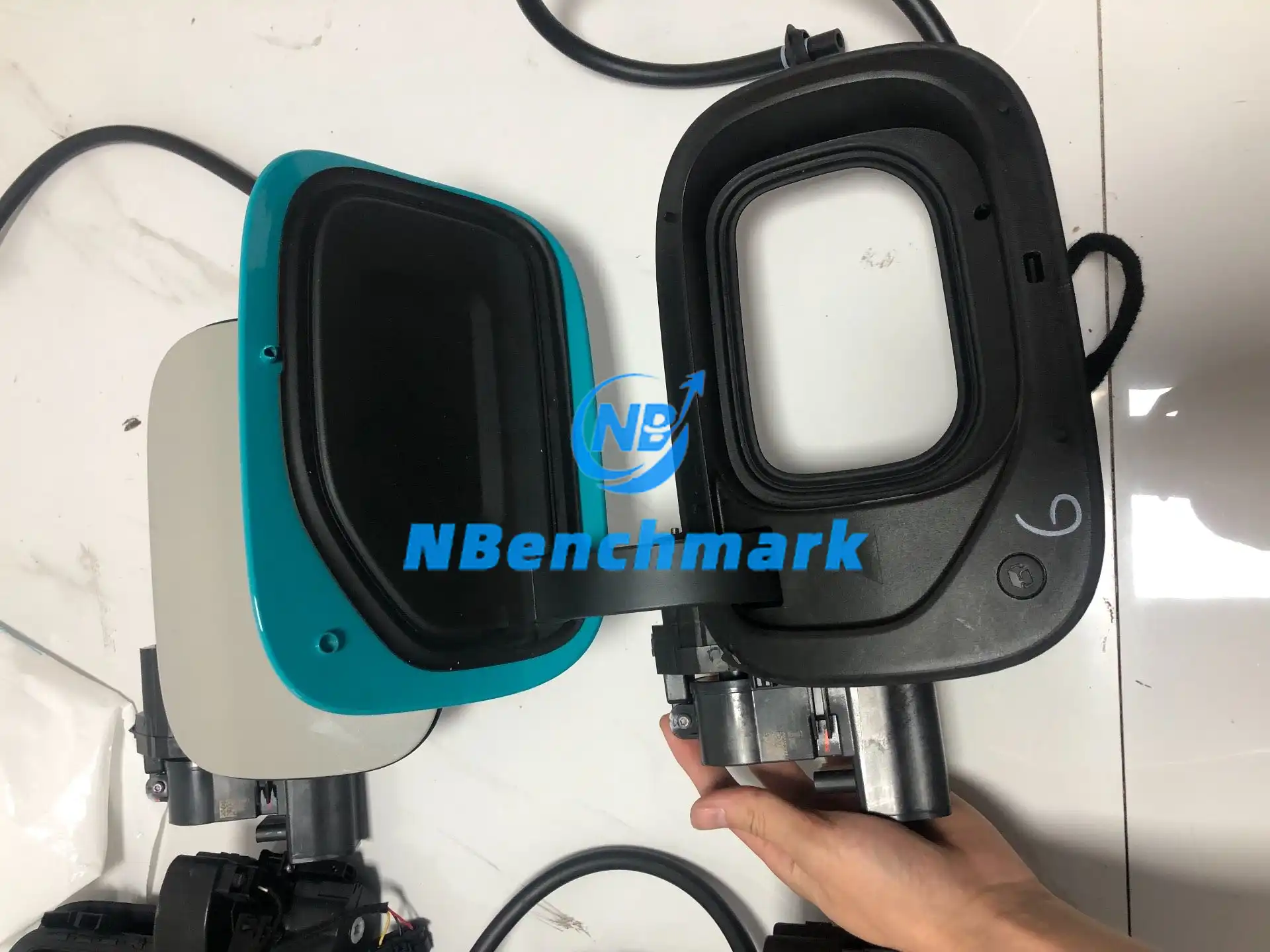 The Xiaomi SU7 charging port cover assembly