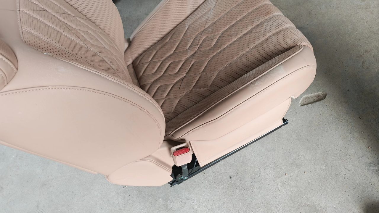 Dongfeng Mengshi M817 Driver Seat, OEM, Beige Leather Surface, Power Adjustment