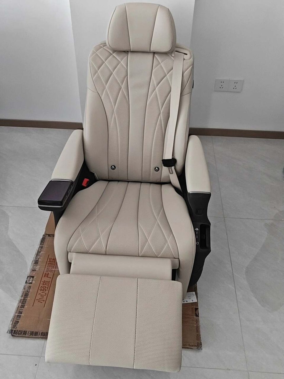 Denza D9 middle row aviation seat, OEM, off-white leather, with ventilation and heating
