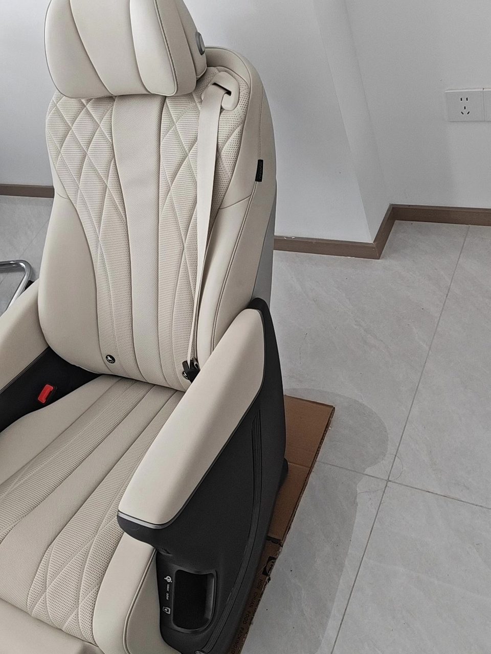Denza D9 middle row aviation seat, OEM, off-white leather, with ventilation and heating