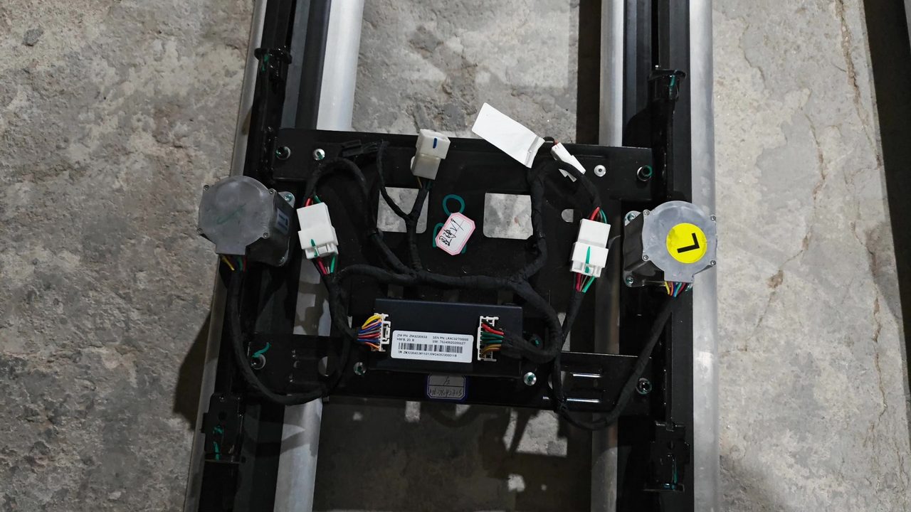 Xinghai V9 middle row seat slide rail with motor, supports forward and backward movement