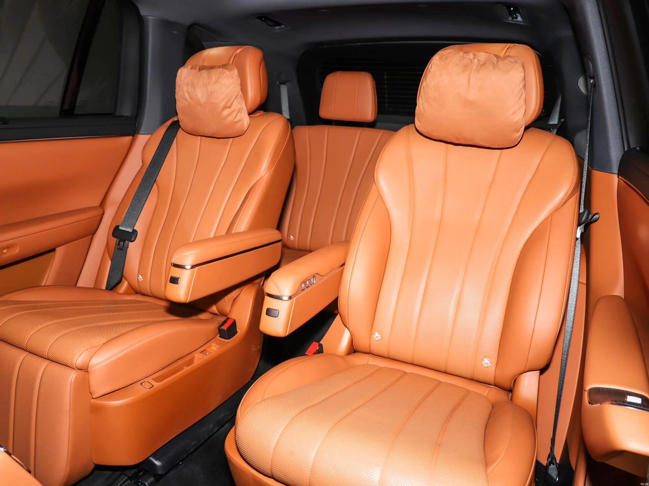 Galaxy M7 front seats, middle row seats