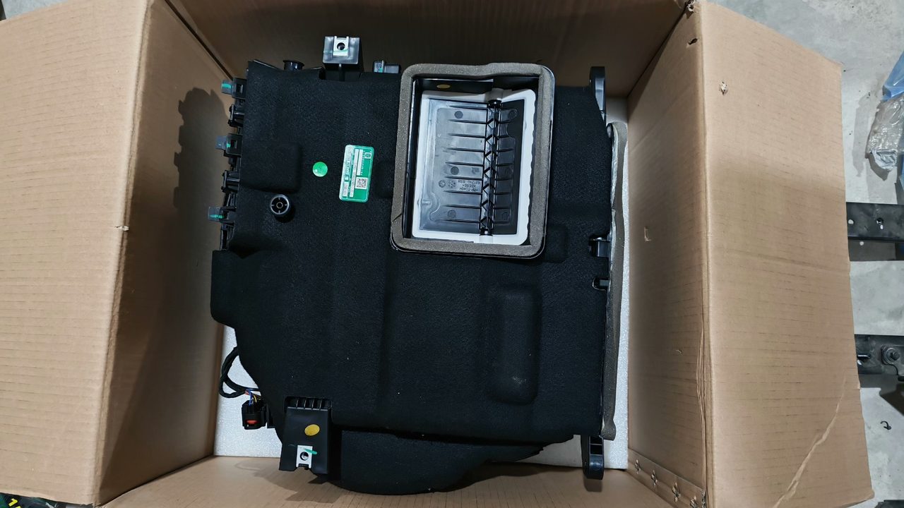 Zhiji L7 air conditioner box, brand new, with protective foam