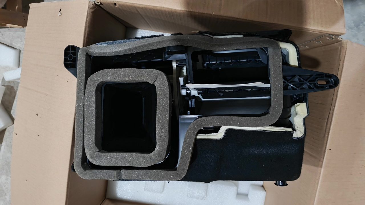 Zhiji L7 air conditioner box, brand new, with protective foam