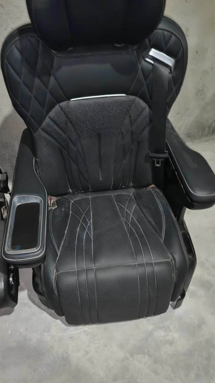 Yizhen L380 OEM middle row seats, dismantled car parts, complete leather cover