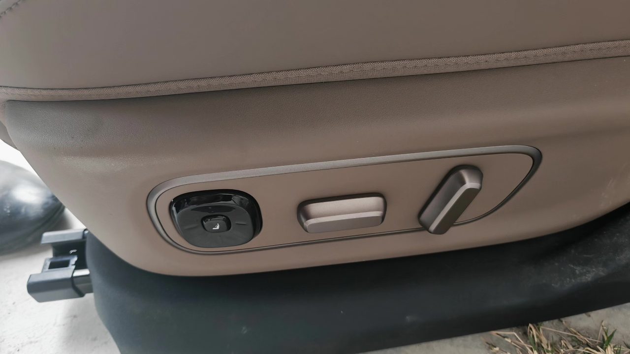 Li Auto i6 Front Seat, Driver & Passenger, Leather Surface Clean