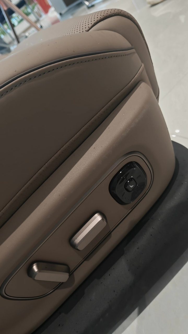 Li Auto i6 Front Seat, Driver & Passenger, Leather Surface Clean