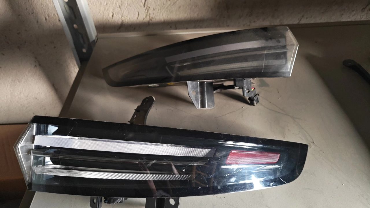 Lili L7 OEM left and right side tail lights