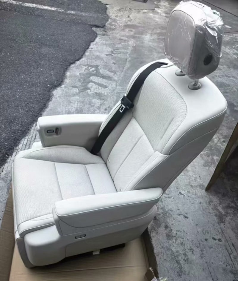 Li Auto MEGA, home Version, Middle Row Seat