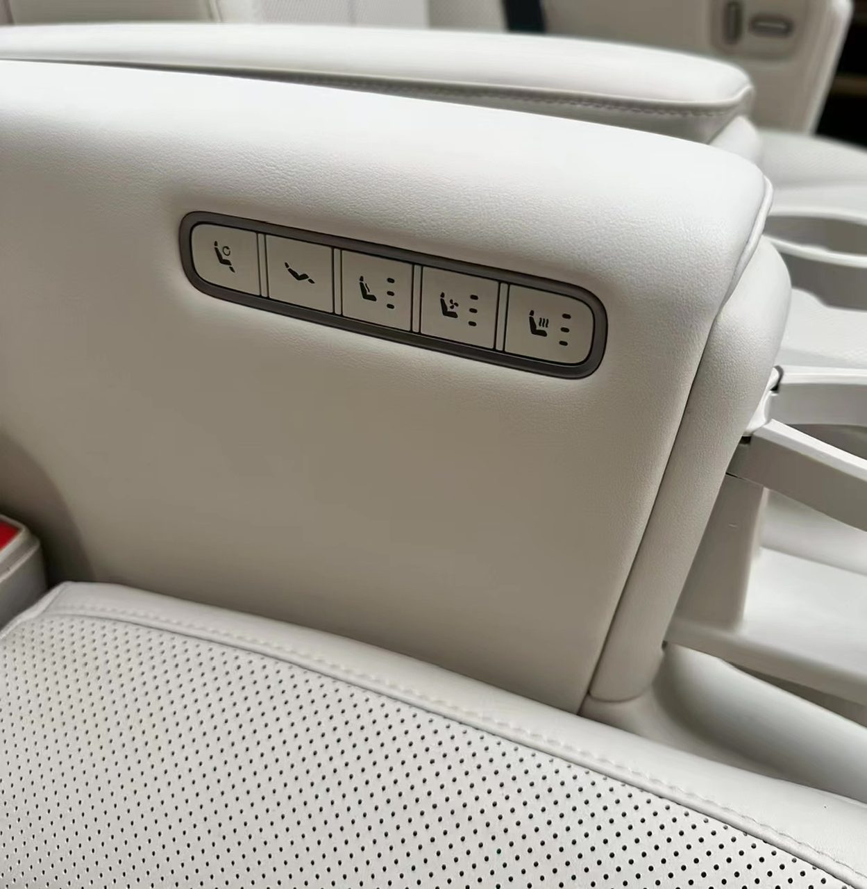 Li Auto MEGA, home Version, Middle Row Seat
