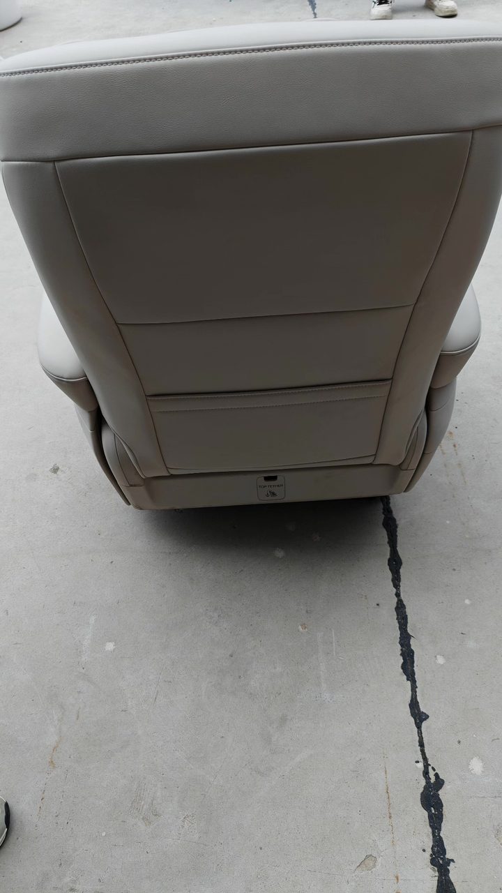 Ideal MEGA, Home version middle row swivel seat, OEM