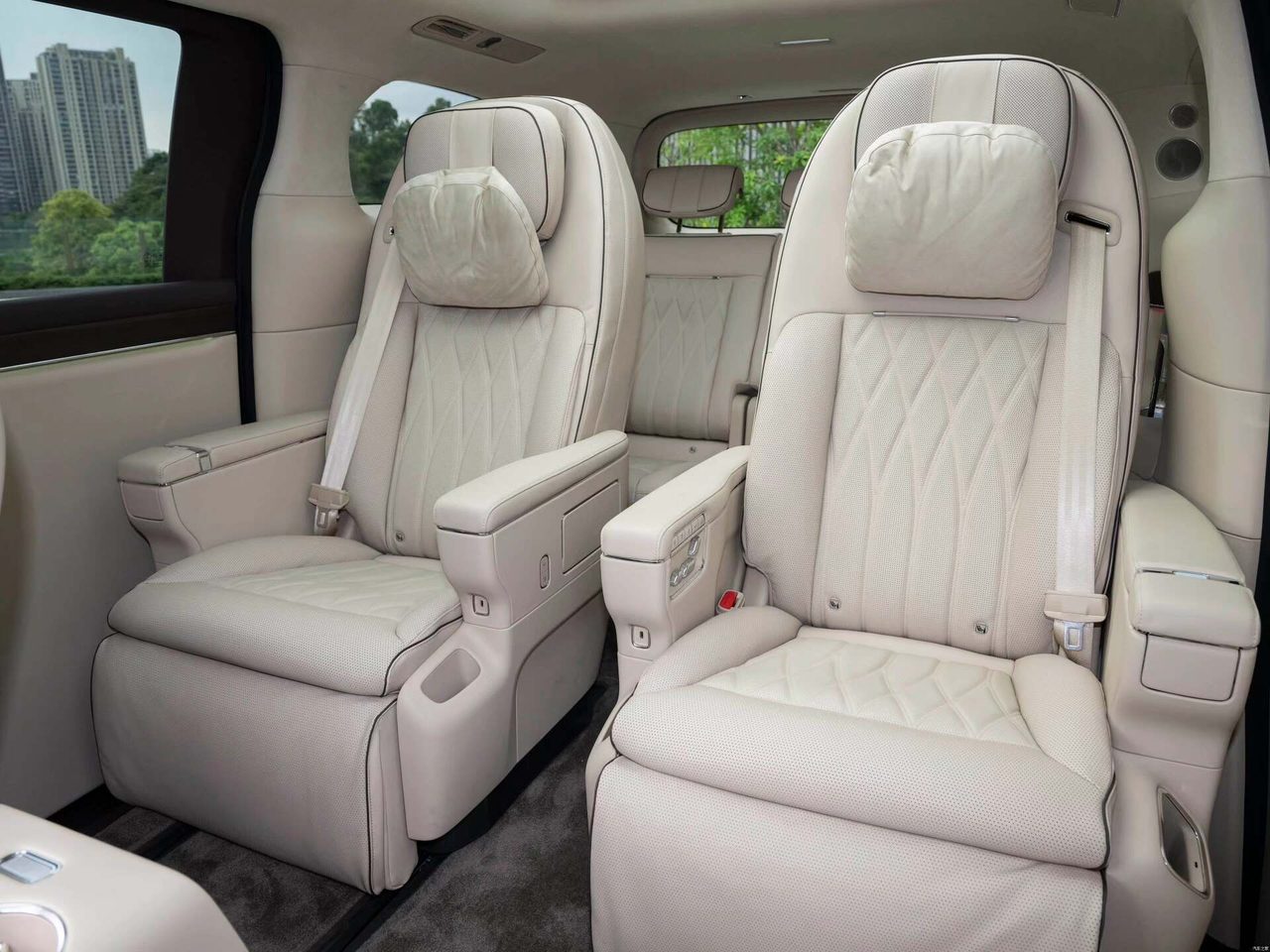 Zhijie V9 middle row seats with mechanical massage