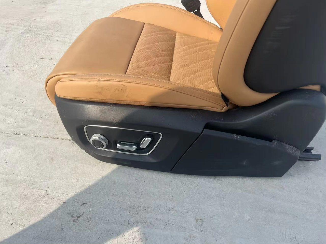 Lynk & Co 09 Driver & Passenger Seat, OEM Leather, Power Adjustment, with Ventilation Heating