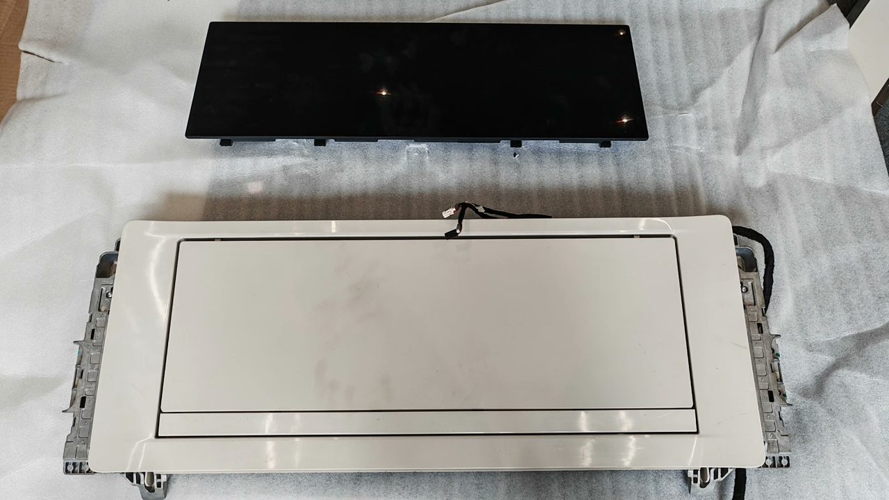 Lynk & Co 900 Front Rear Entertainment Screen, OEM