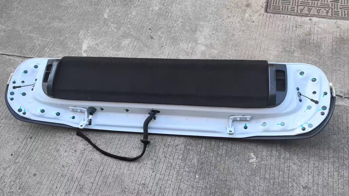 Lynk & Co 900 Split Tailgate, Genuine OEM Used Part, Fully Functional, All Connectors Included, Structurally Complete