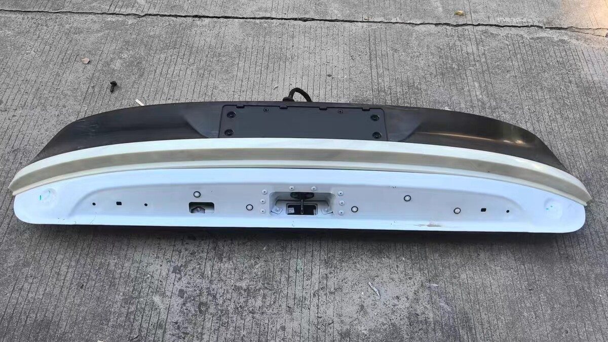 Lynk & Co 900 Split Tailgate, Genuine OEM Used Part, Fully Functional, All Connectors Included, Structurally Complete