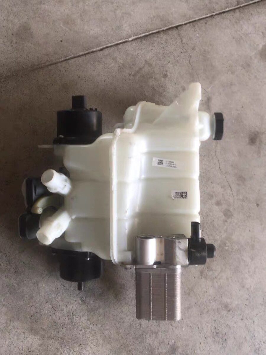 Tesla 3 Coolant Reservoir, Old Model 3, Tesla Full Set of Vehicle Parts, Tesla Thermal Management, Heat Pump