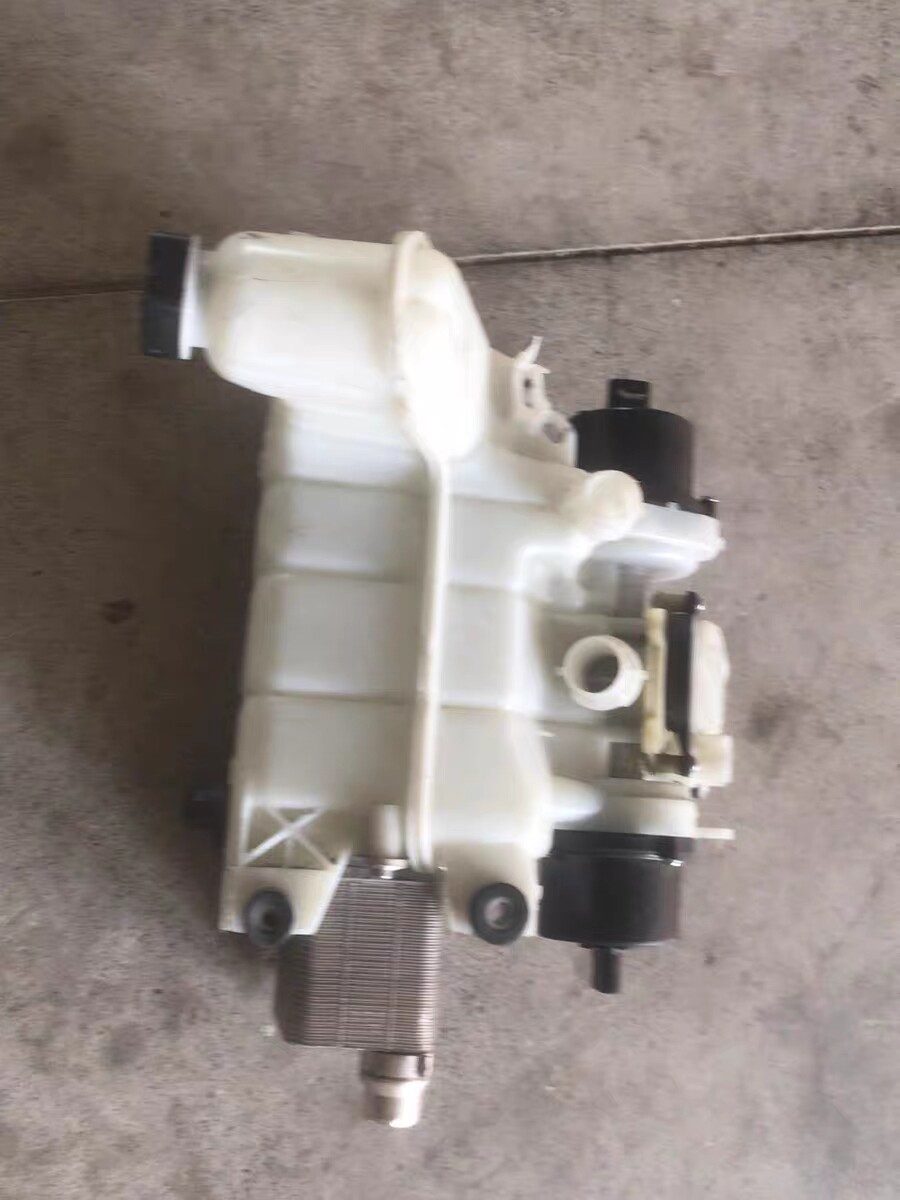 Tesla 3 Coolant Reservoir, Old Model 3, Tesla Full Set of Vehicle Parts, Tesla Thermal Management, Heat Pump
