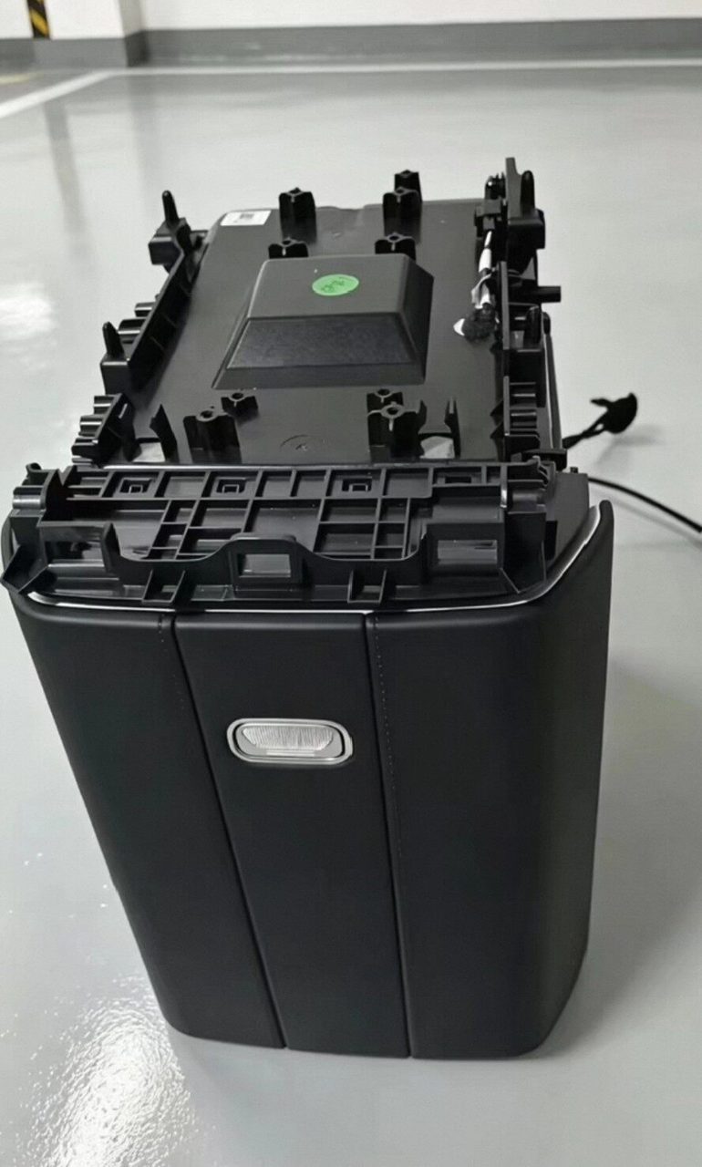 ZEEKR 8x On-Board Refrigerator
