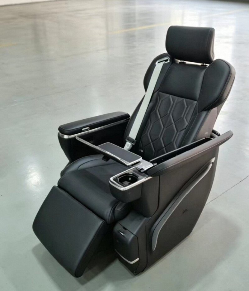 ZEEKR 009 Middle Row Aviation Seat with Folding Table