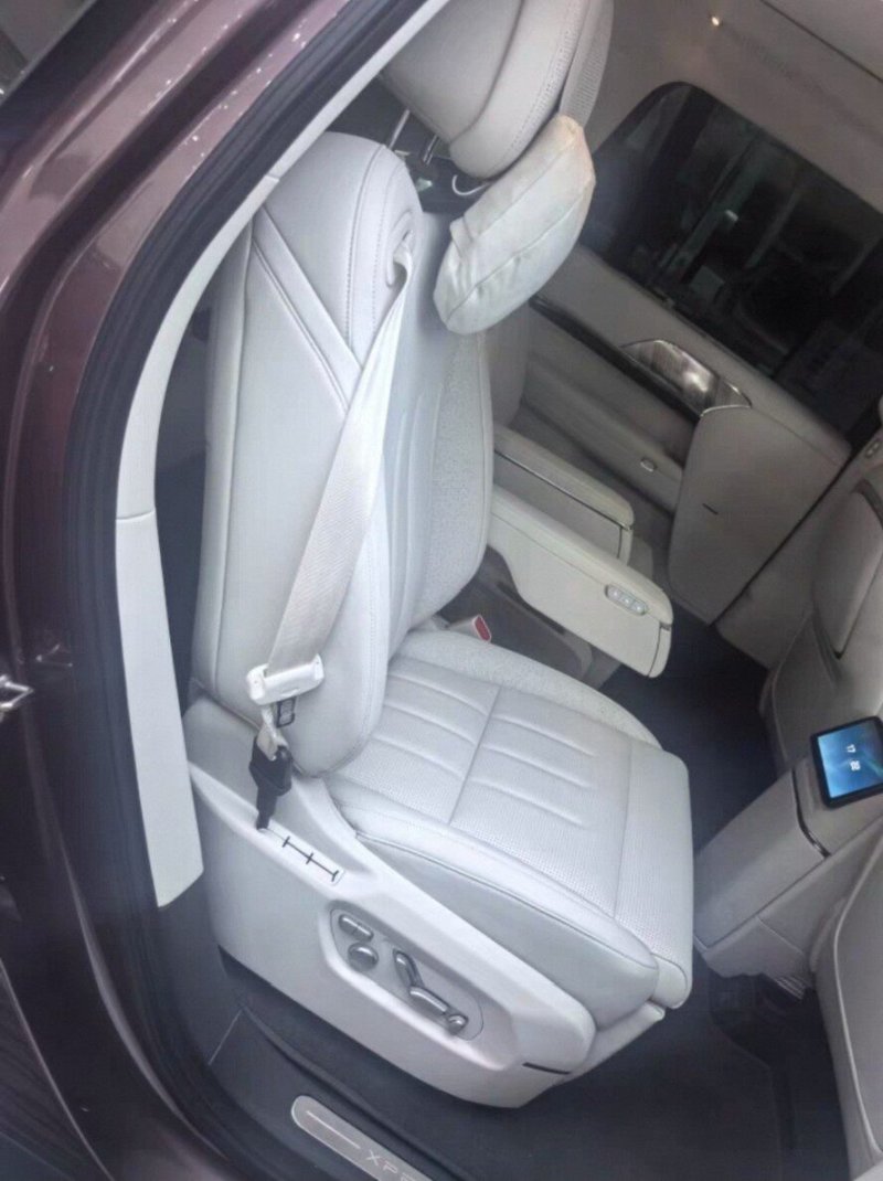 XPeng Gx Middle Row Zero-Gravity Seat High Trim Electric Armrest, Charge Port