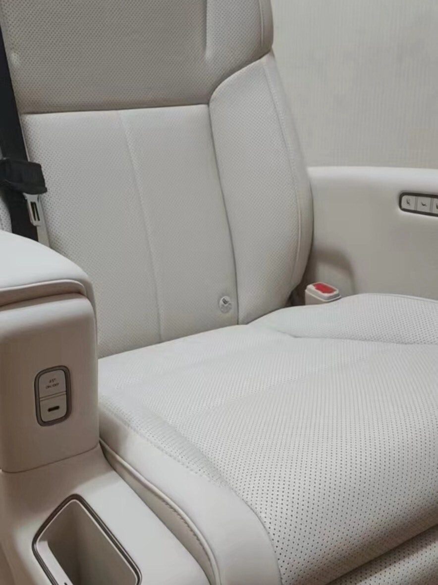 Li Auto MEGAHOME Version Middle Row Rotating Seat