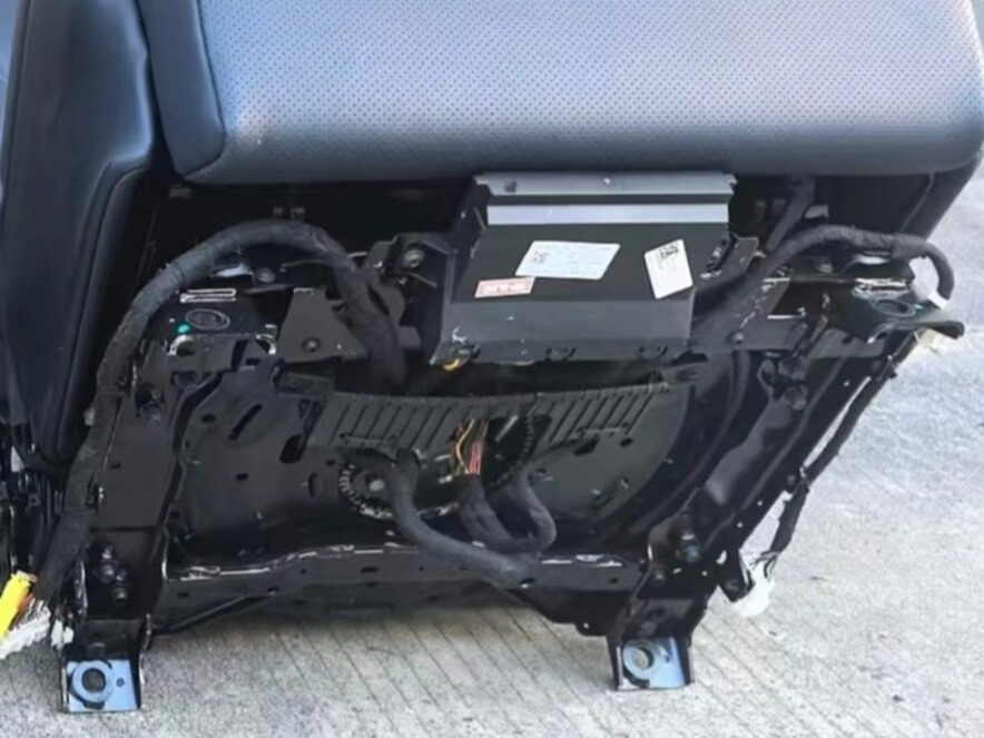ZEEKR 9x Middle Row Seat Electric Rotating Zero-Gravity Seat