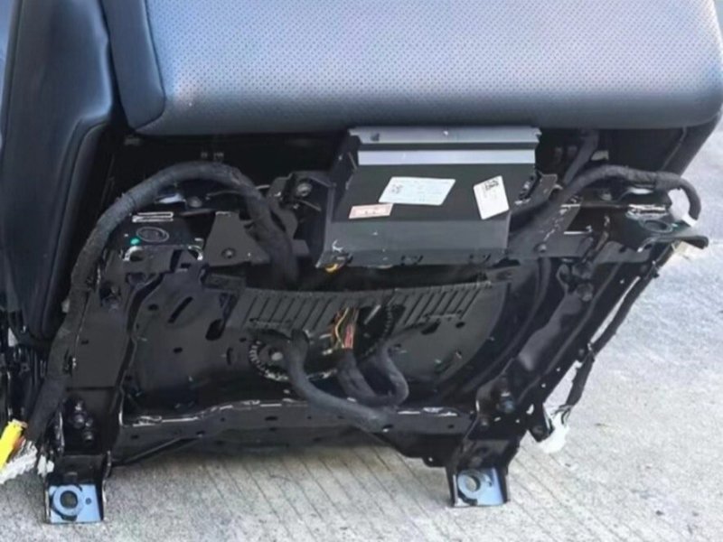 ZEEKR 9x Middle Row Seat Electric Rotating Zero-Gravity Seat