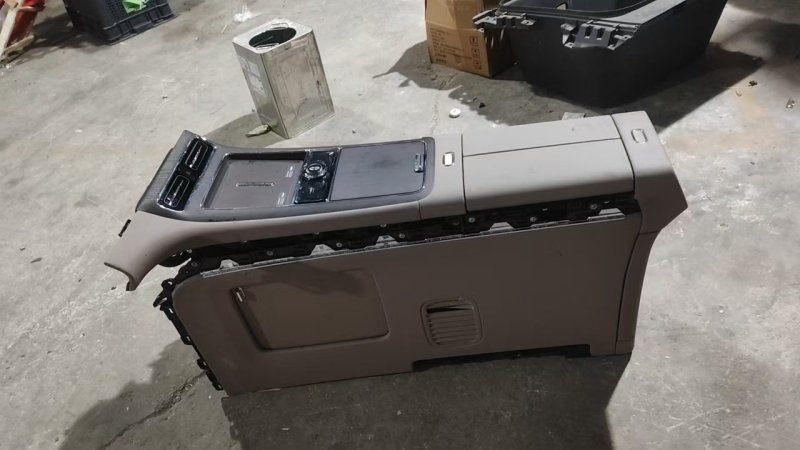 26 Model AITO M9 On-Board Refrigerator On-Board No Cable Module, Armrest Box