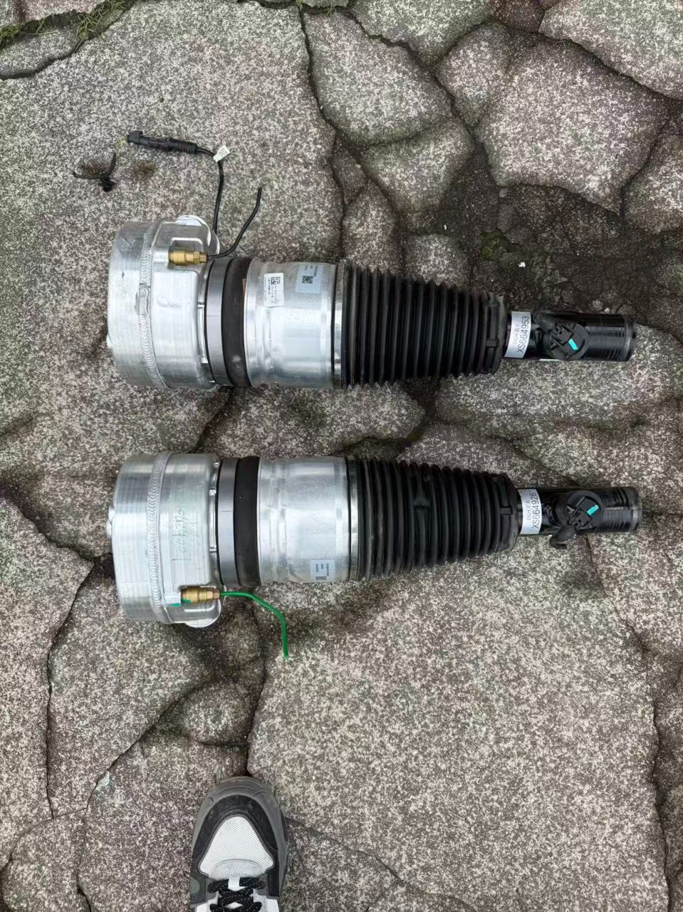 ZEEKR 9x Shock Absorber Genuine Dismantled Vehicle Part, Air Shock Absorber, Condition As Shown, Left and Right All Included, OEM Removed