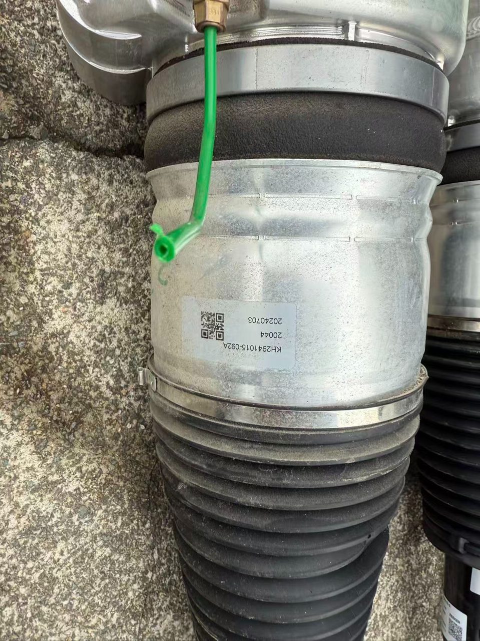 ZEEKR 9x Shock Absorber Genuine Dismantled Vehicle Part, Air Shock Absorber, Condition As Shown, Left and Right All Included, OEM Removed