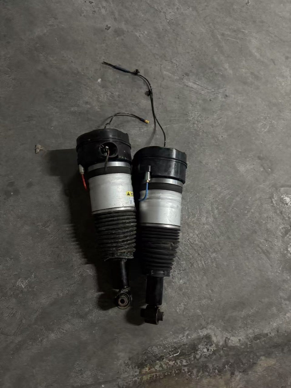 IM Motors LS9 Air Suspension, Condition Photos Prevail, Used OEM Part, One Left One Right