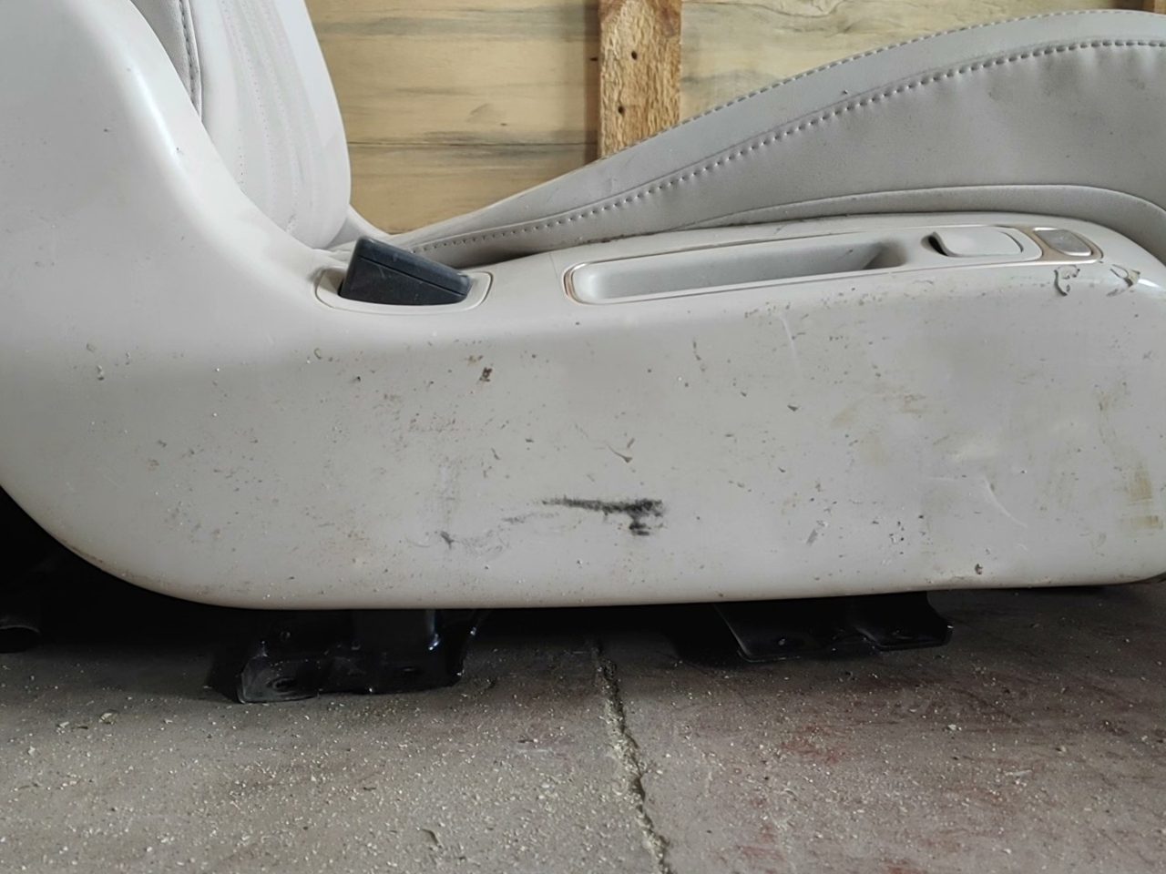 IM Motors LS9 Middle Row Right Side Zero-Gravity Seat