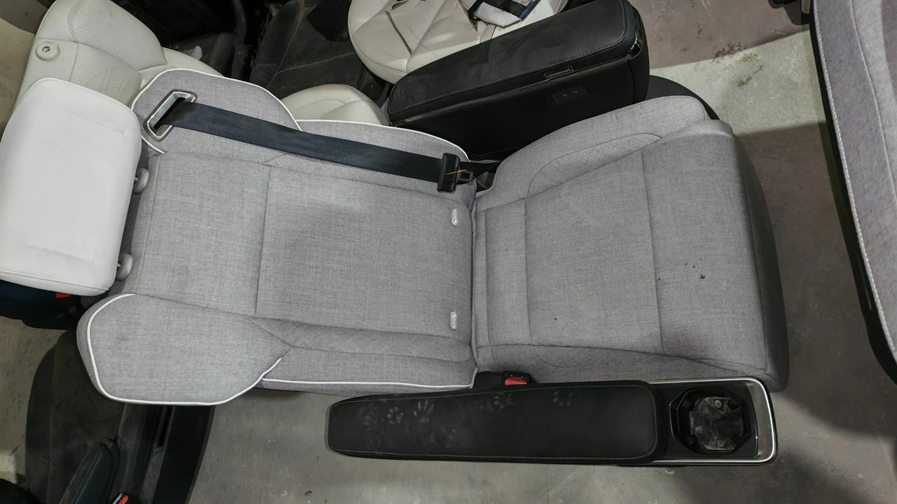ZEEKR 009 Middle Row Seat