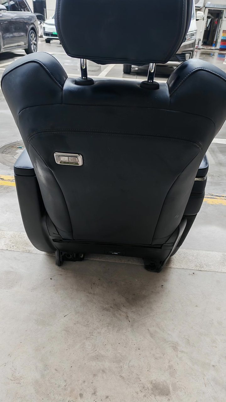 Pole Krypton 009 middle row seat, OEM, black leather surface, with electric adjustment, ventilation heating