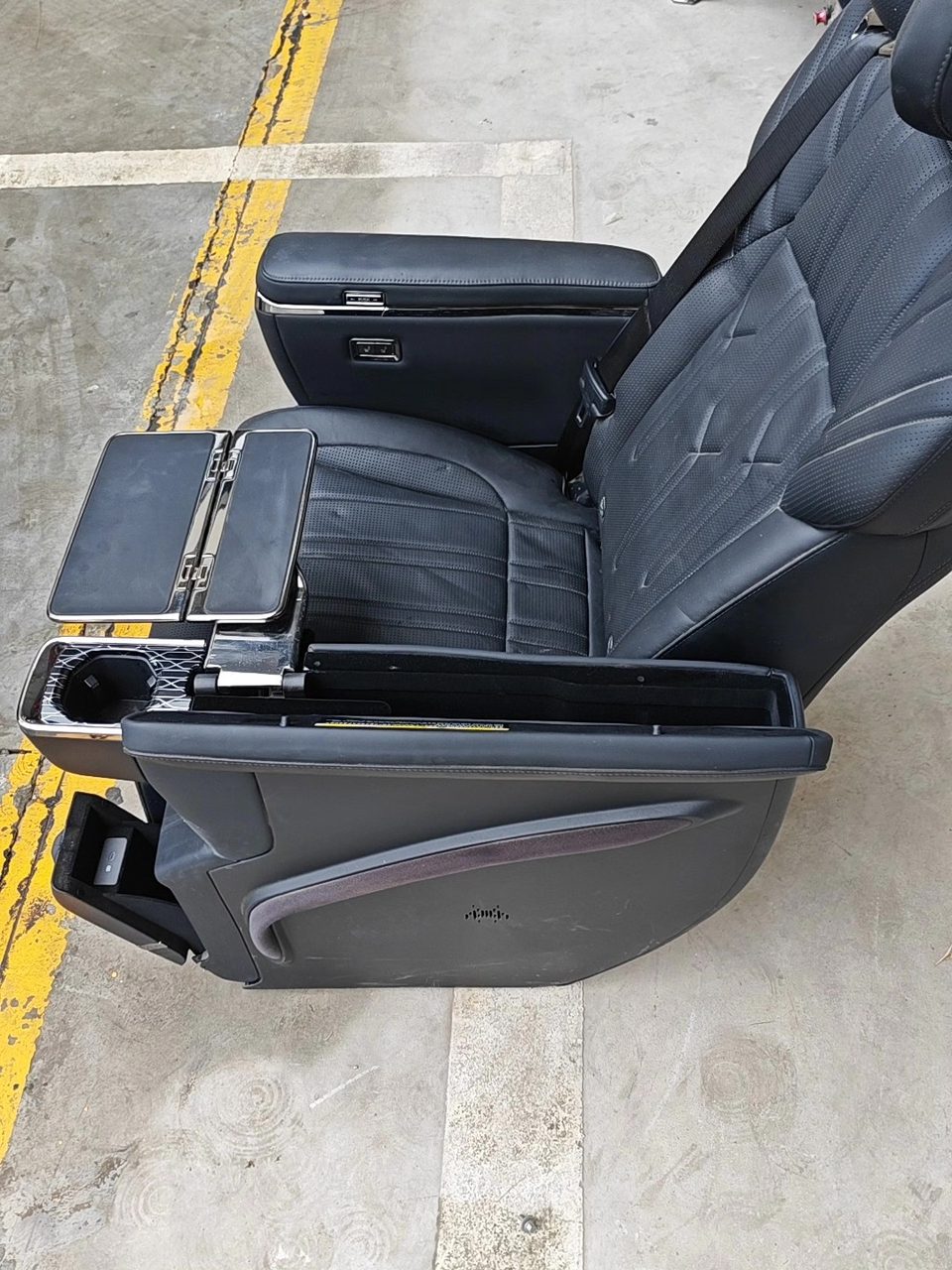 Pole Krypton 009 middle row seat, OEM, black leather surface, with electric adjustment, ventilation heating